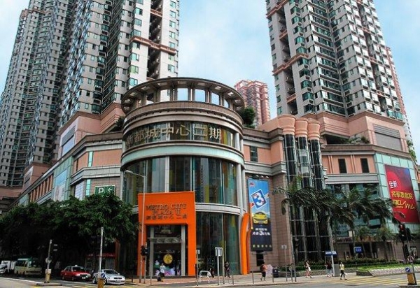 新都城中心直駁港鐵寶琳站,十分方便。